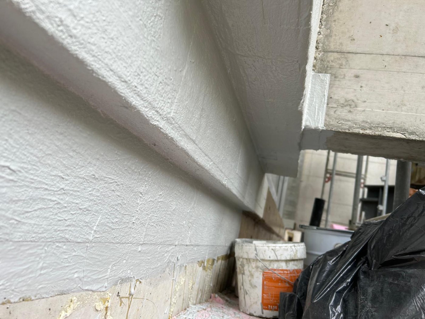 Flüssigkunststoff am Sockel