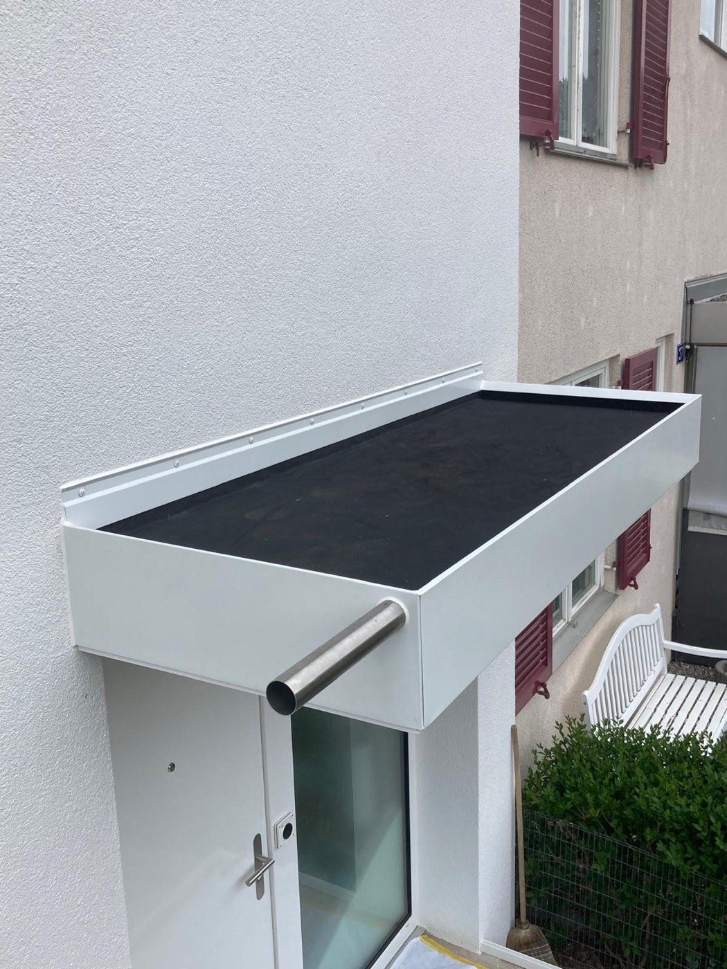 Vordach mit Blecheinfassung