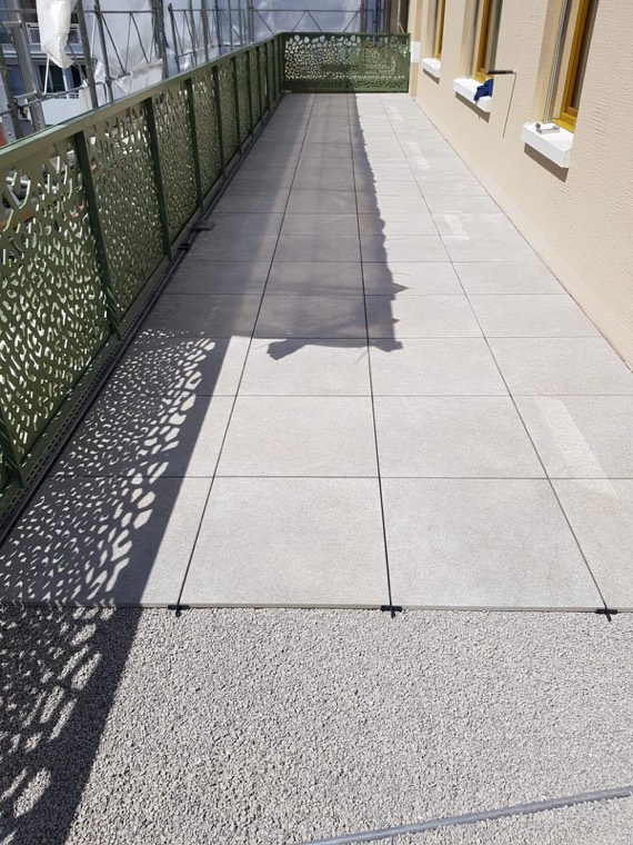 Terrasse mit Plattenbelag