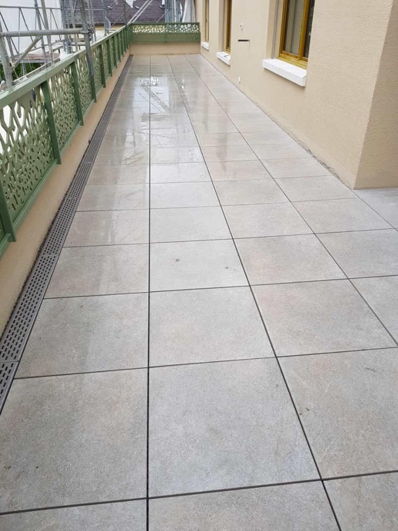 Terrasse mit Entwässerungsrinne
